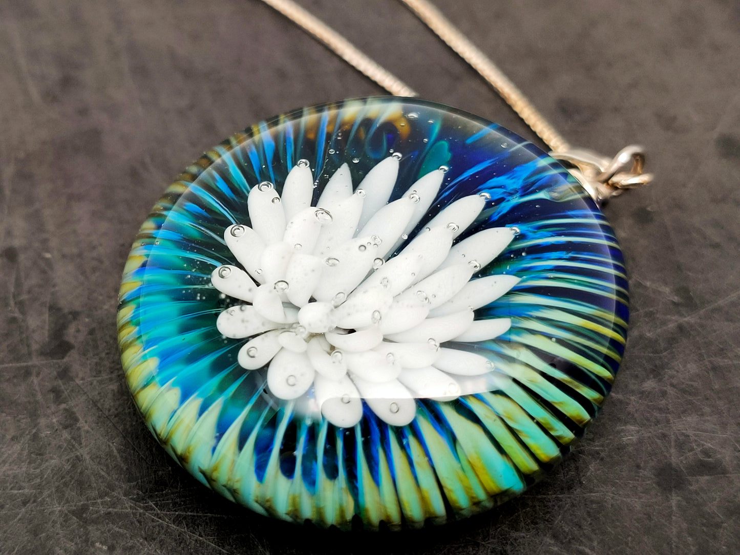 Pendentif Implosion Fleur Blanche