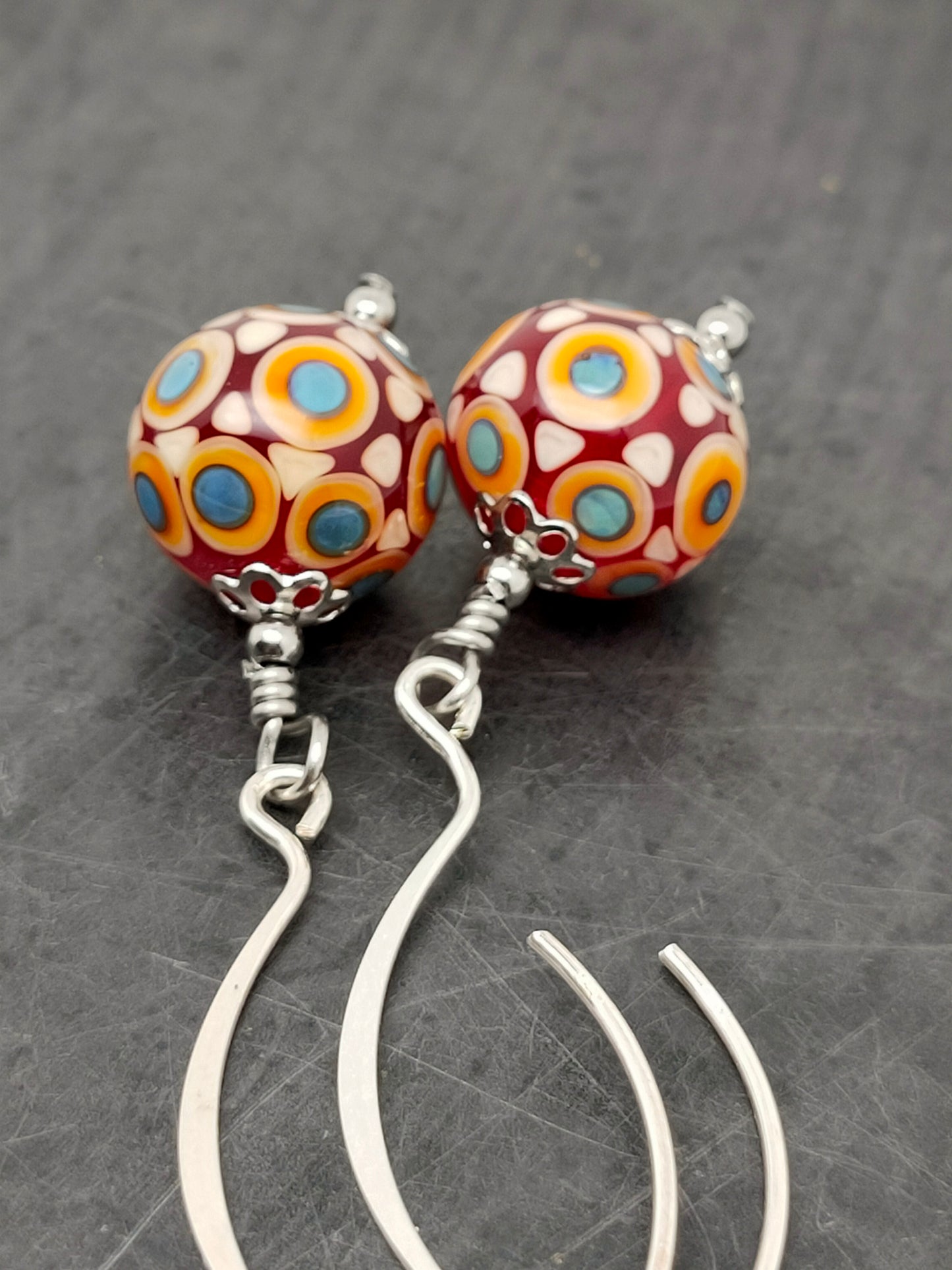 Boucles d’oreilles rouge à points orange et bleu et petit crochet arabesque