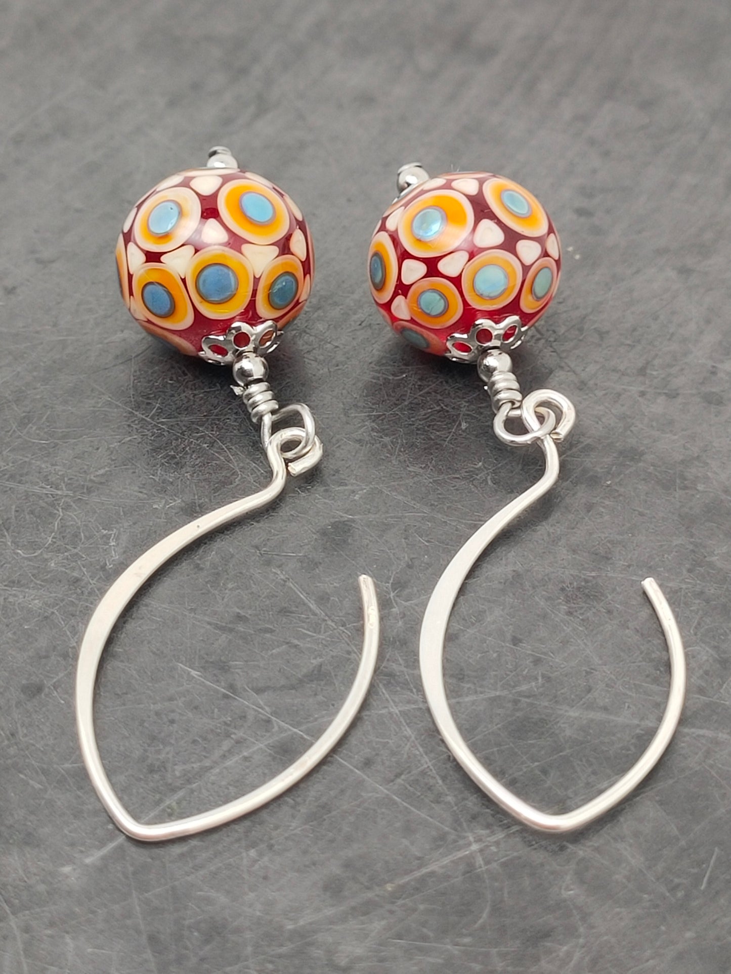 Boucles d’oreilles rouge à points orange et bleu et petit crochet arabesque