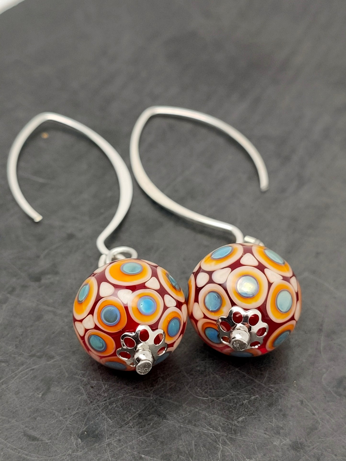 Boucles d’oreilles rouge à points orange et bleu et petit crochet arabesque