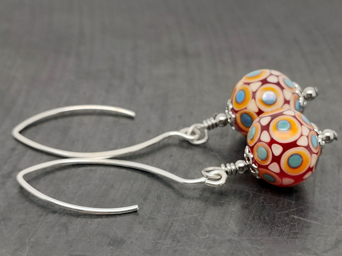 Boucles d’oreilles rouge à points orange et bleu et petit crochet arabesque