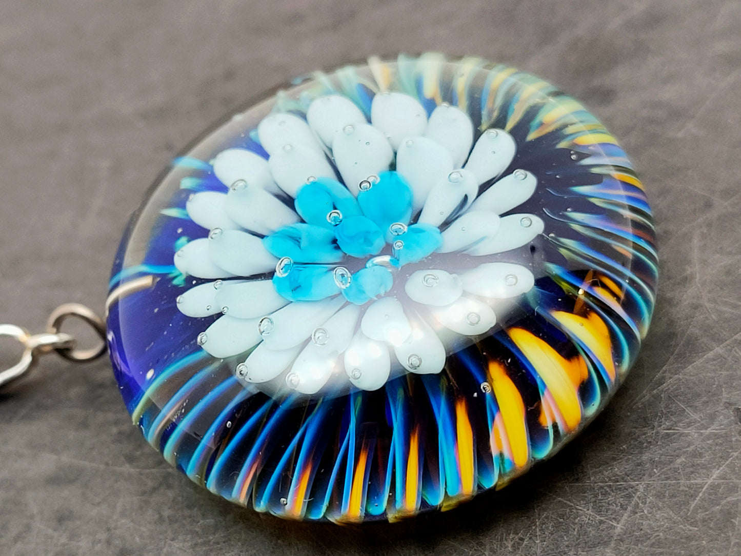 Pendentif Implosion Fleur Bleue