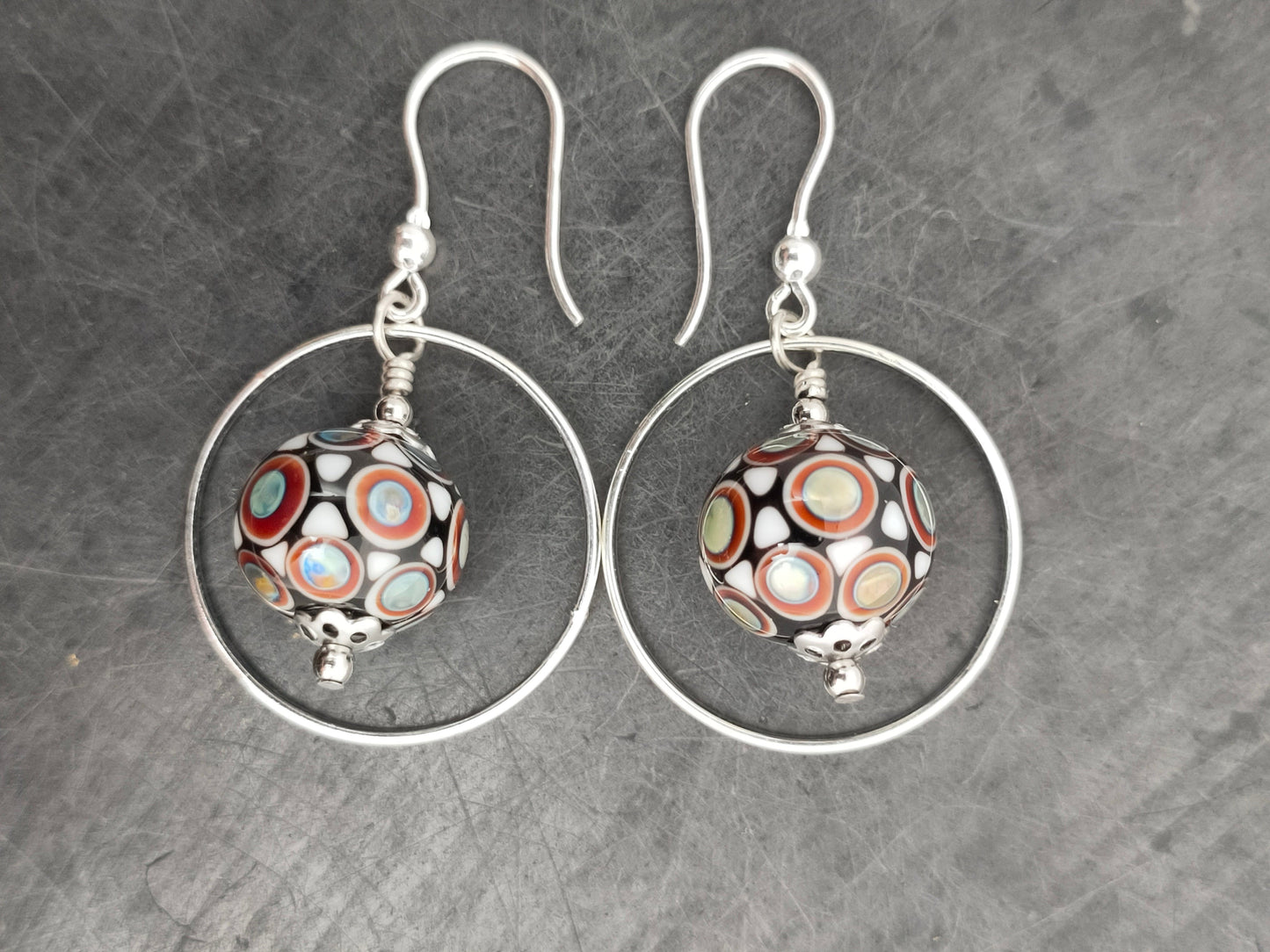 Boucles d'oreilles anneau argent perle “mosaïque” noire, rouge et bleu irisé