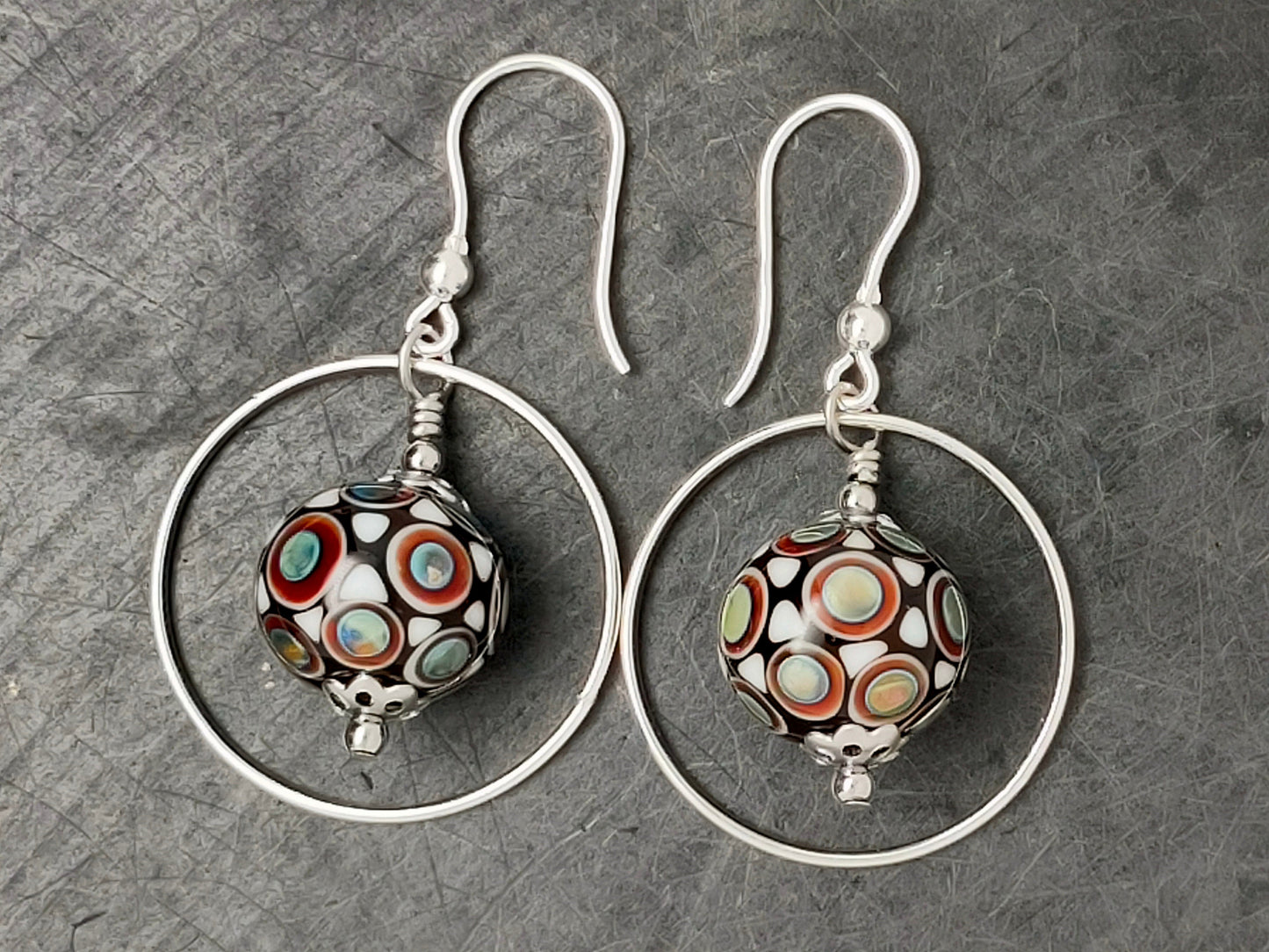 Boucles d'oreilles anneau argent perle “mosaïque” noire, rouge et bleu irisé