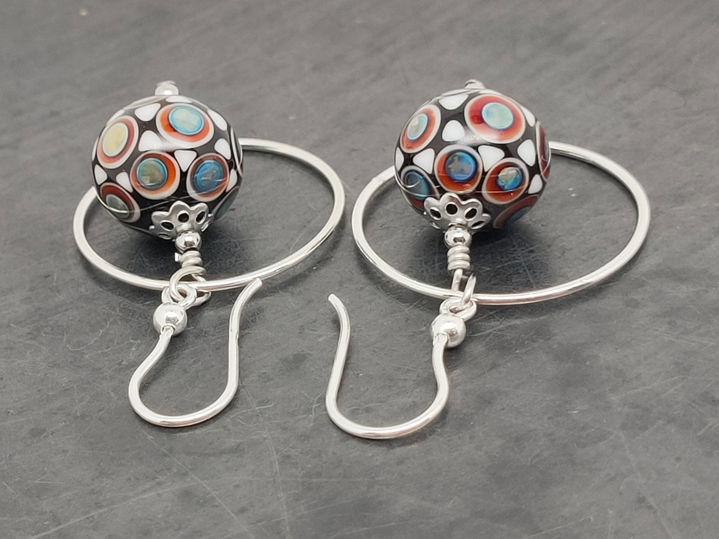 Boucles d'oreilles anneau argent perle “mosaïque” noire, rouge et bleu irisé