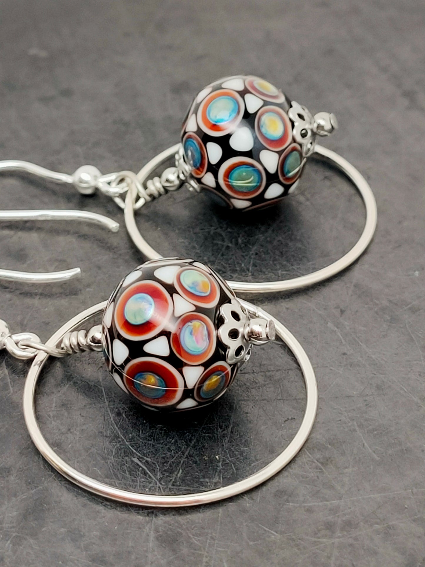 Boucles d'oreilles anneau argent perle “mosaïque” noire, rouge et bleu irisé