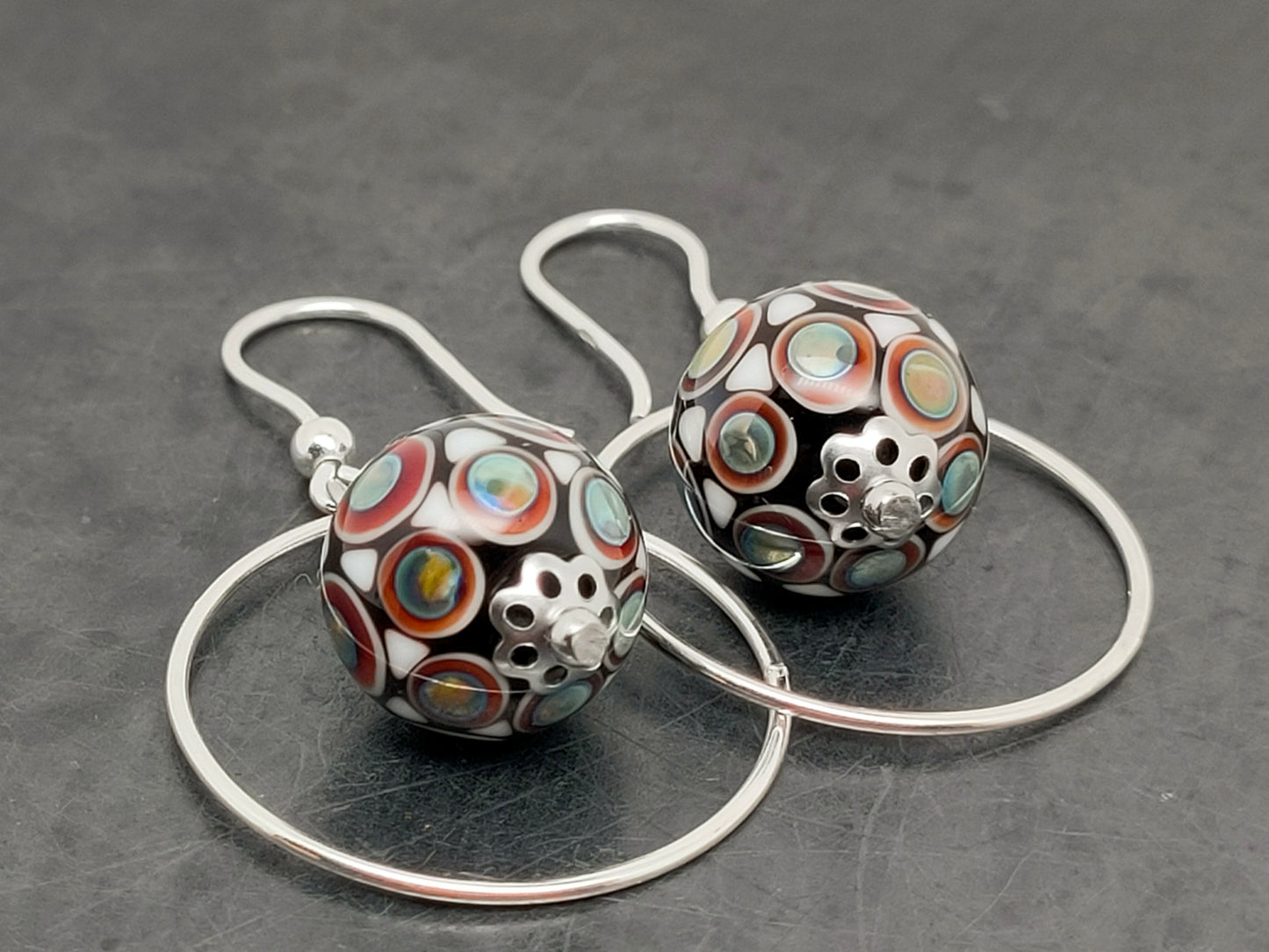Boucles d'oreilles anneau argent perle “mosaïque” noire, rouge et bleu irisé