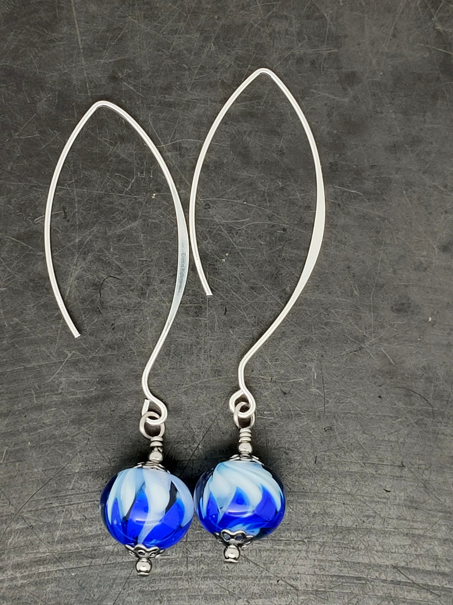 Boucles d’oreilles “twist” dégradé de bleu et grand crochet arabesque en argent