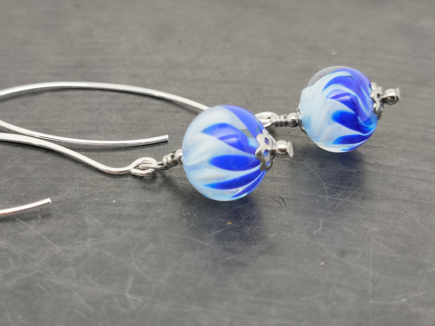 Boucles d’oreilles “twist” dégradé de bleu et grand crochet arabesque en argent