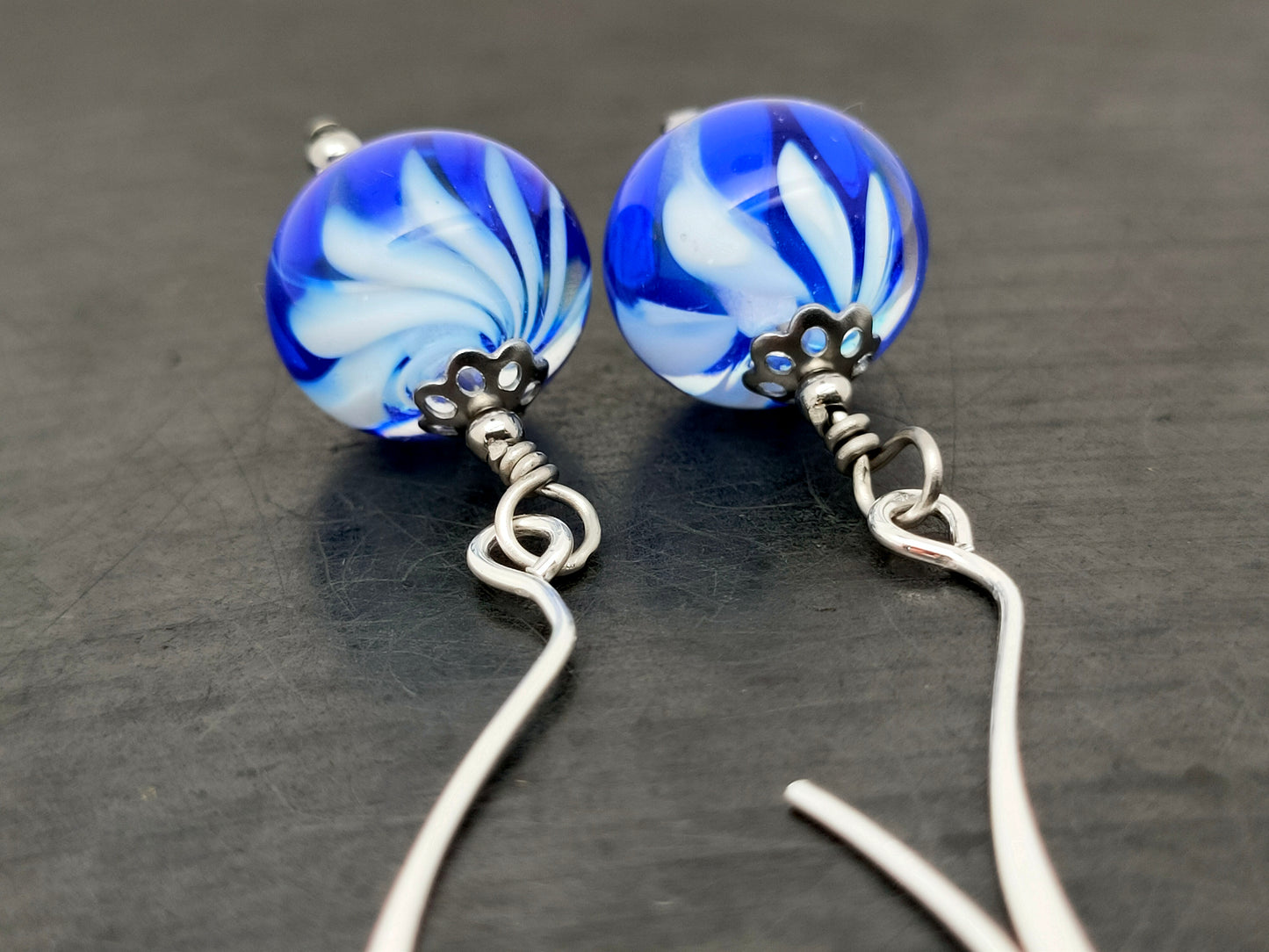 Boucles d’oreilles “twist” dégradé de bleu et grand crochet arabesque en argent