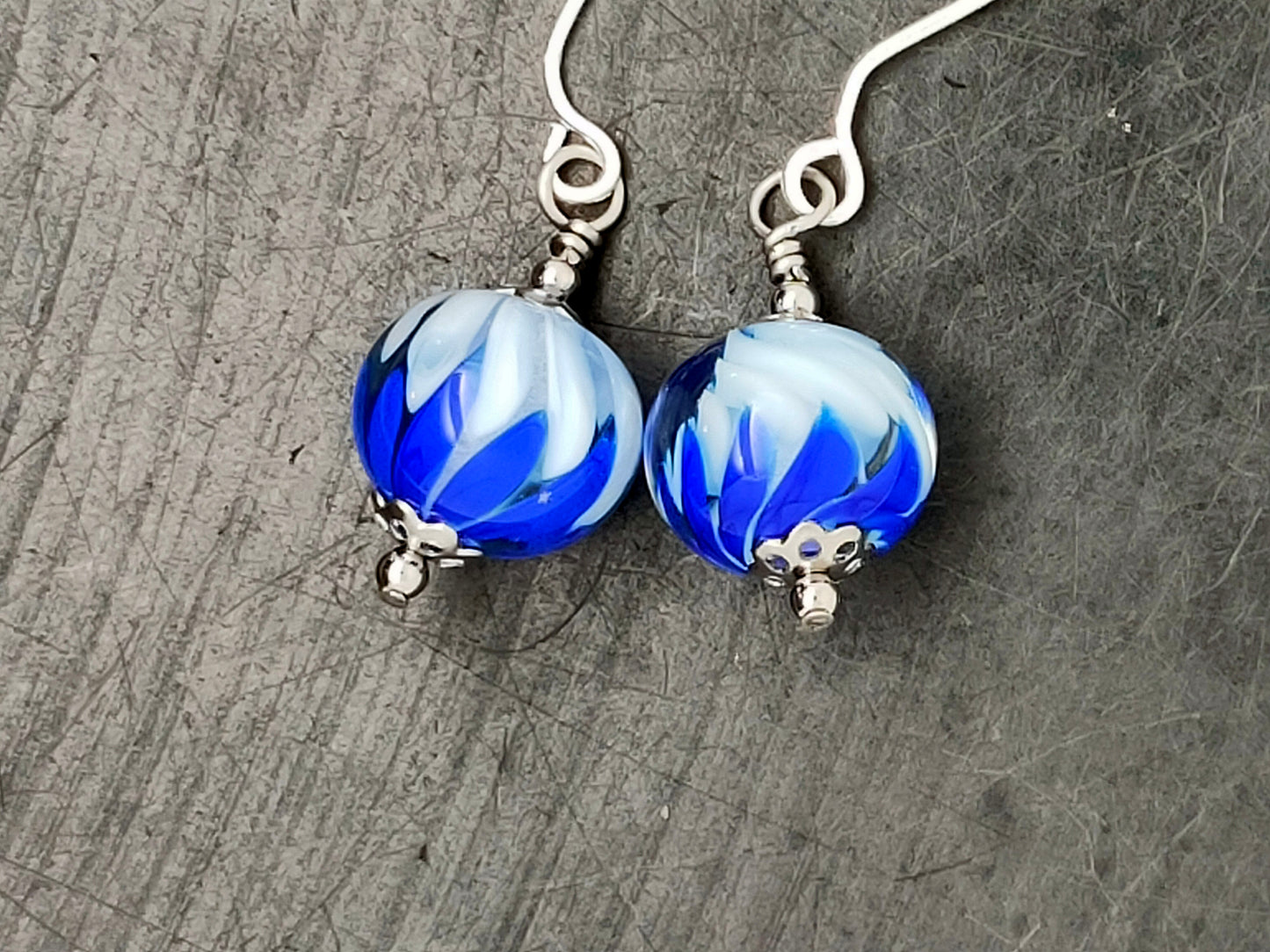 Boucles d’oreilles “twist” dégradé de bleu et grand crochet arabesque en argent