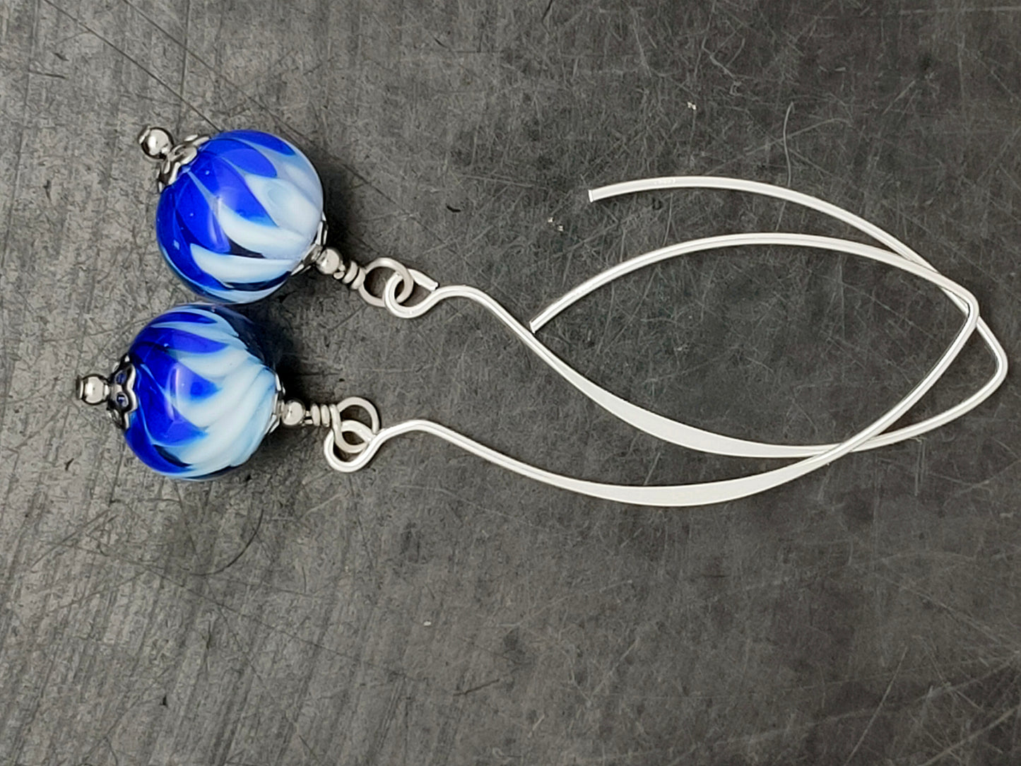Boucles d’oreilles “twist” dégradé de bleu et grand crochet arabesque en argent
