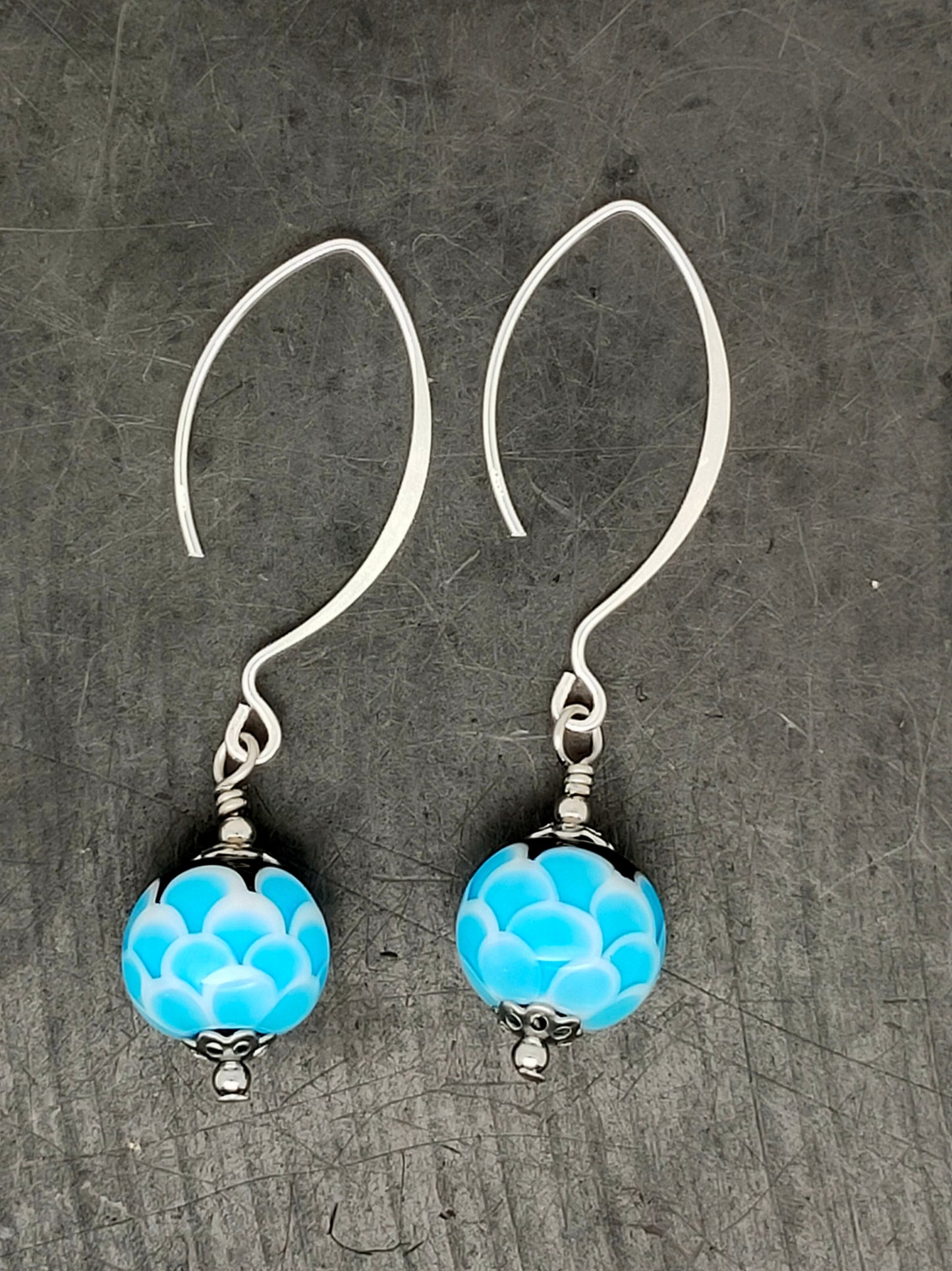 Boucles d’oreilles “écailles“ bleu turquoise et petits crochets arabesques en argent