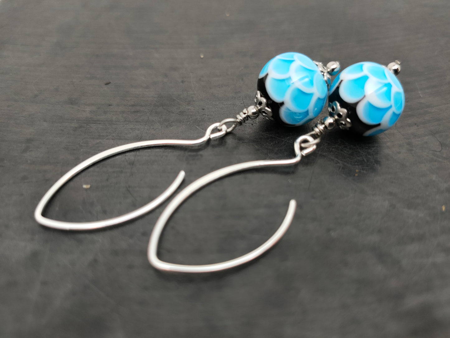 Boucles d’oreilles “écailles“ bleu turquoise et petits crochets arabesques en argent
