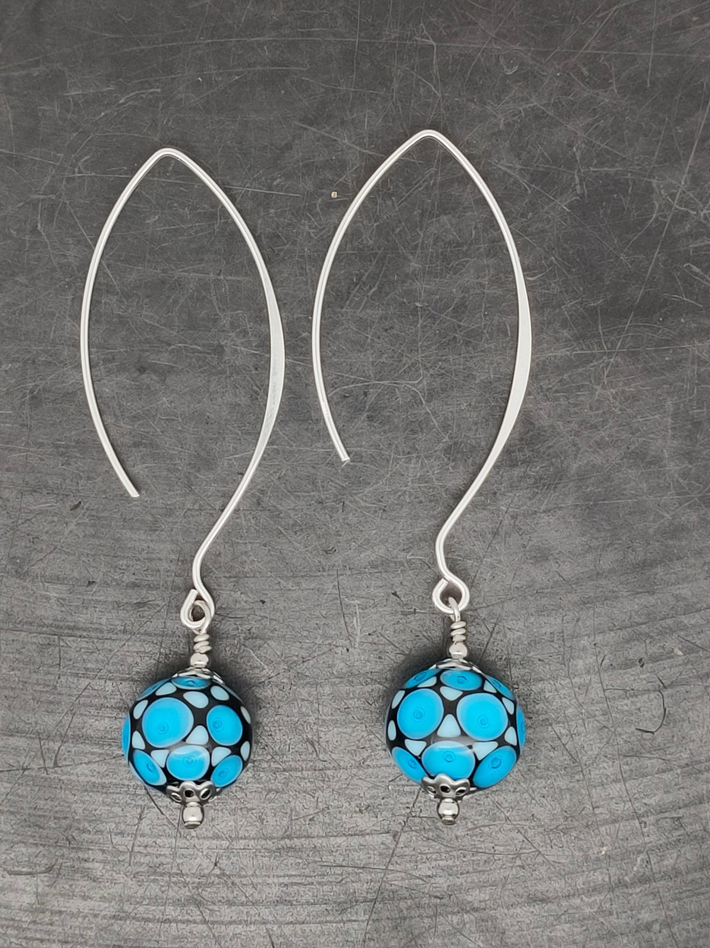 Boucles d’oreilles “mosaïque” noire et bleue et grand crochet arabesque en argent