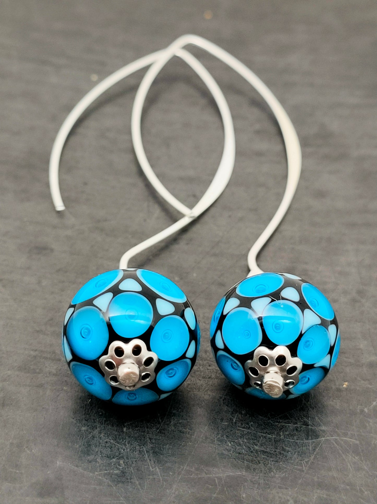 Boucles d’oreilles “mosaïque” noire et bleue et grand crochet arabesque en argent