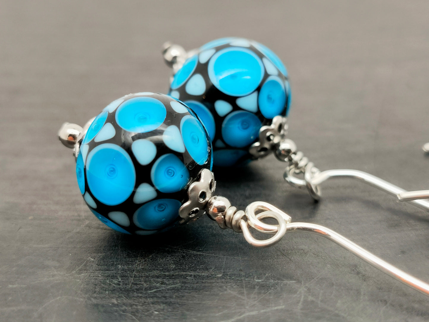 Boucles d’oreilles “mosaïque” noire et bleue et grand crochet arabesque en argent