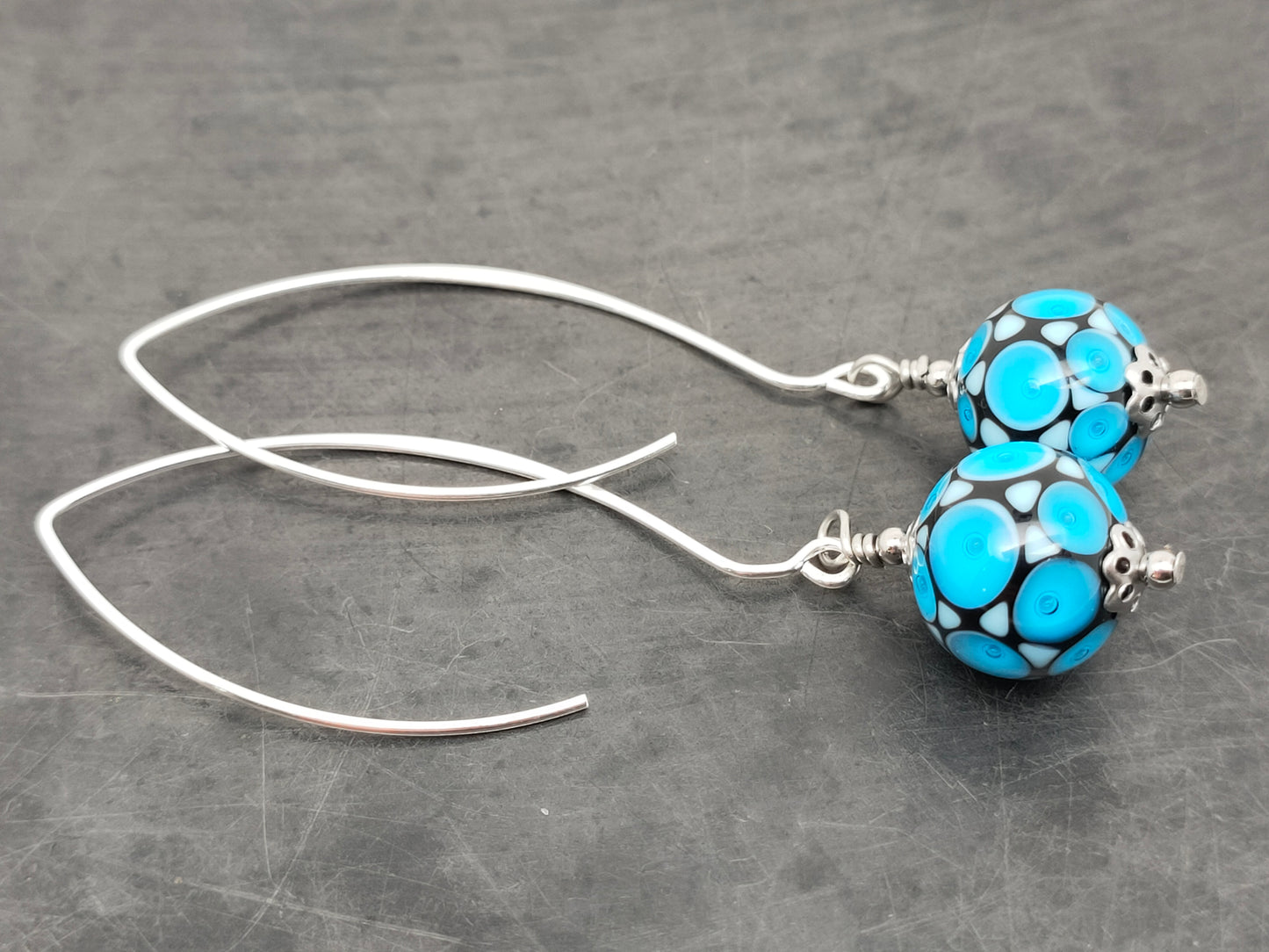 Boucles d’oreilles “mosaïque” noire et bleue et grand crochet arabesque en argent