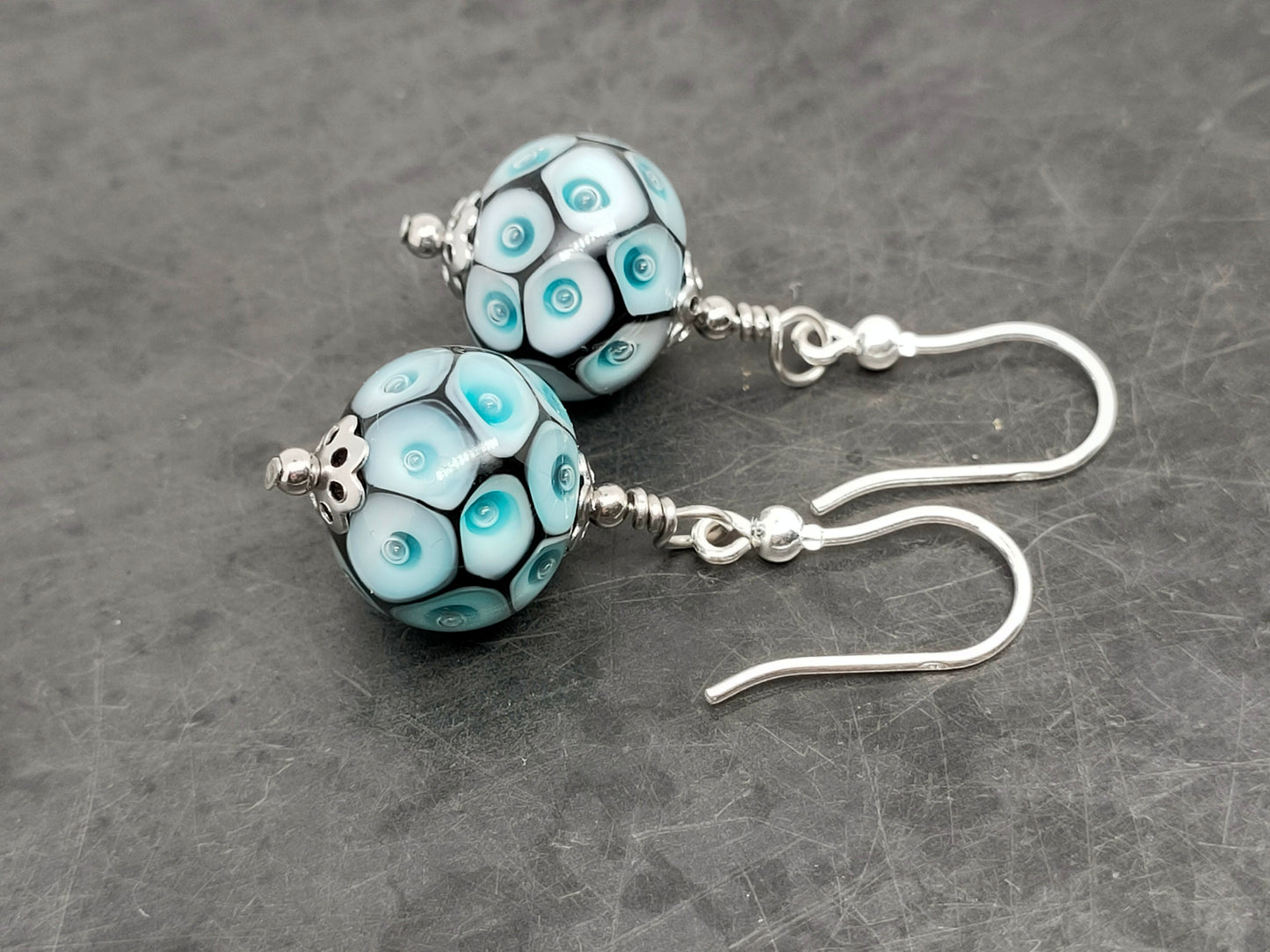 Boucles d’oreilles bulles vertes et crochet simple en argent