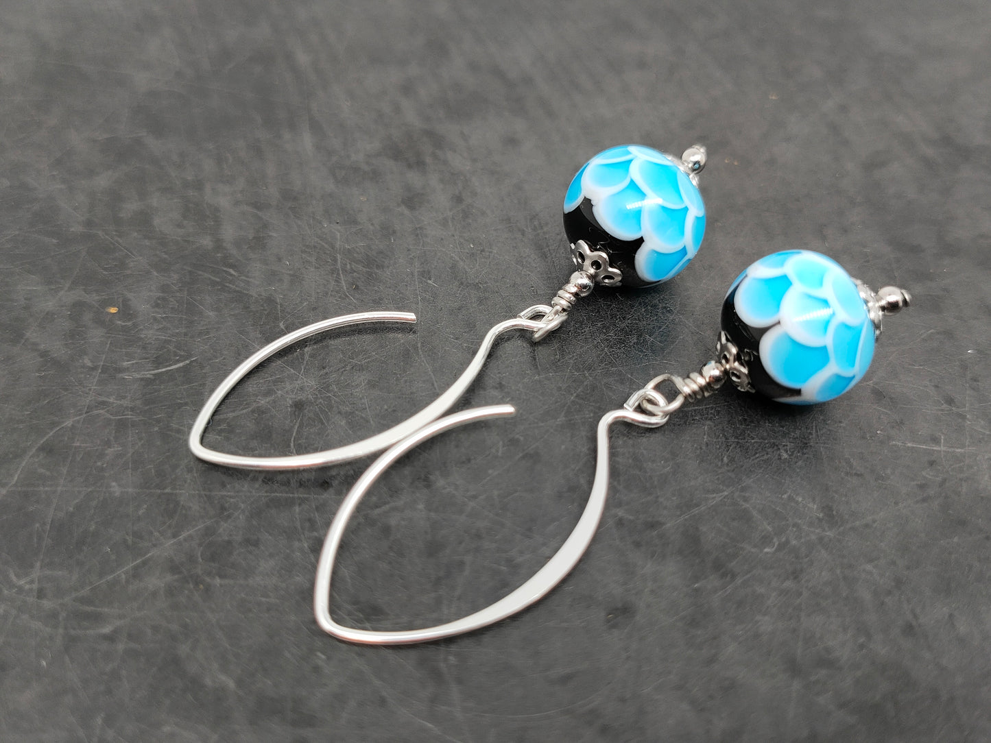 Boucles d’oreilles “écailles“ bleu turquoise et petits crochets arabesques en argent