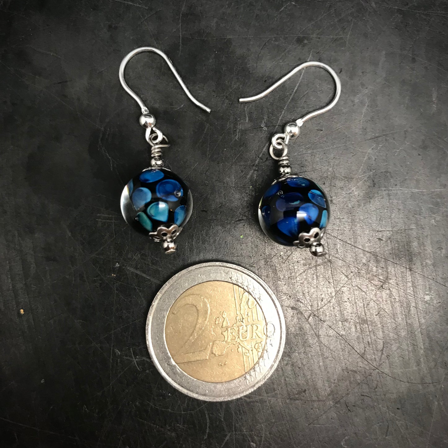 Boucles d'oreilles noires à pois bleus