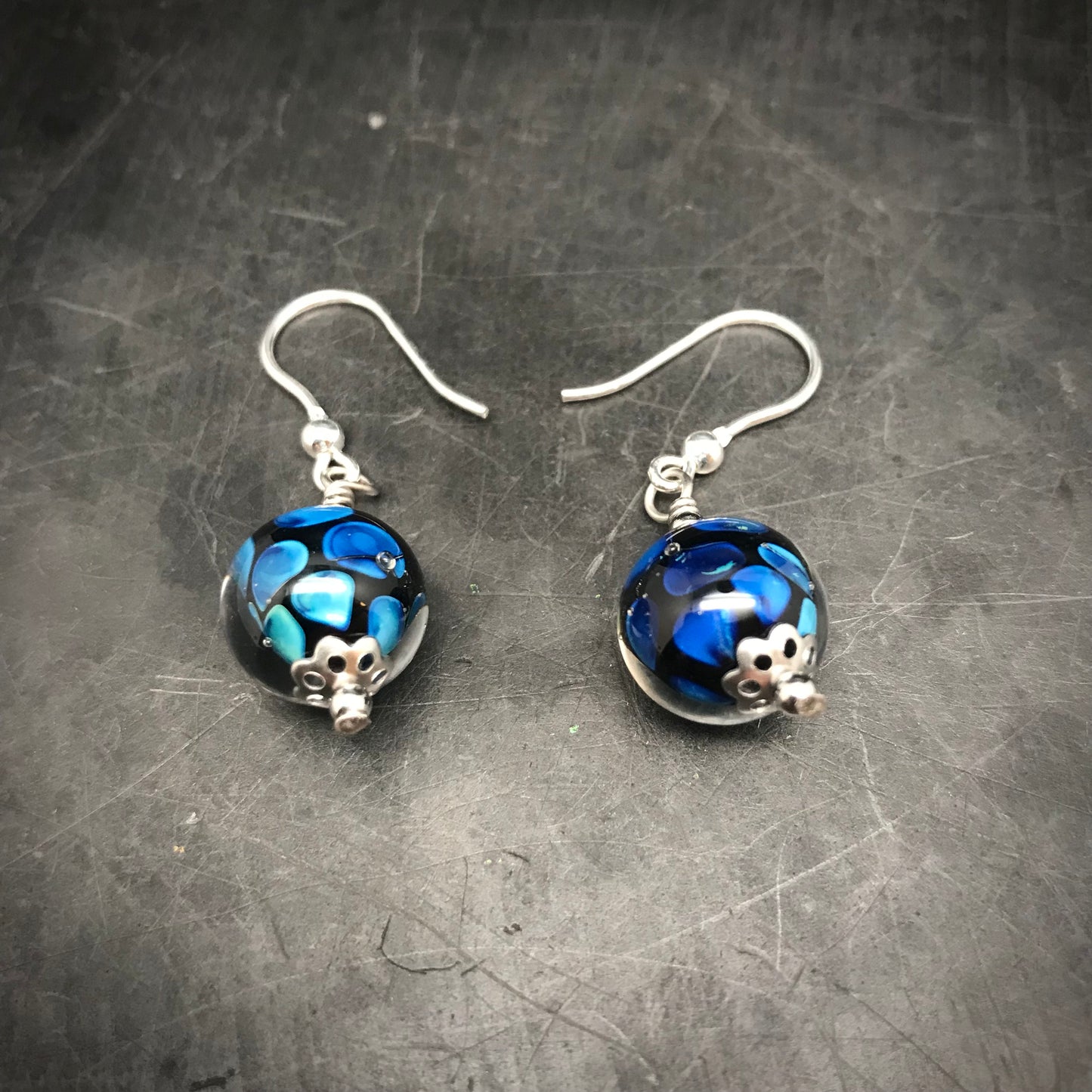 Boucles d'oreilles noires à pois bleus