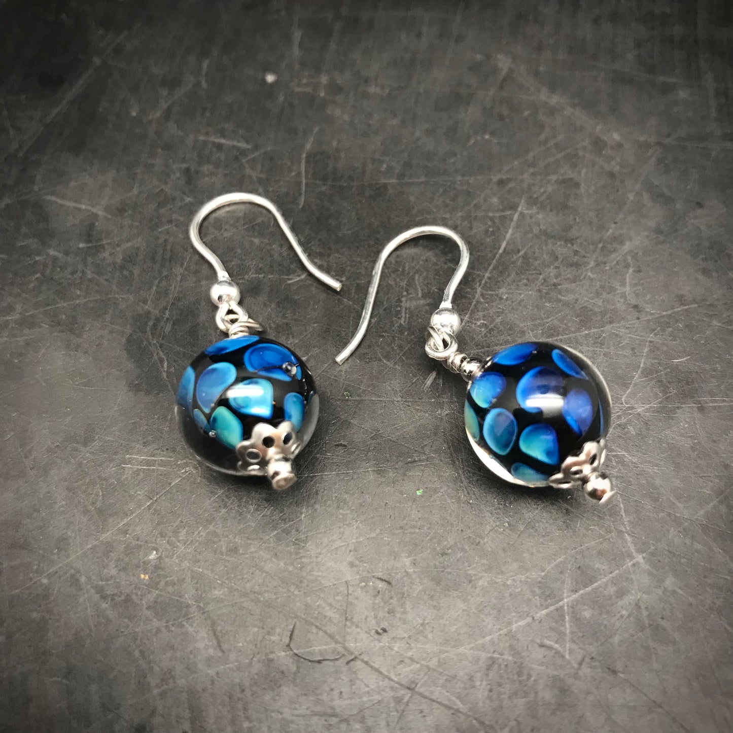 Boucles d'oreilles noires à pois bleus