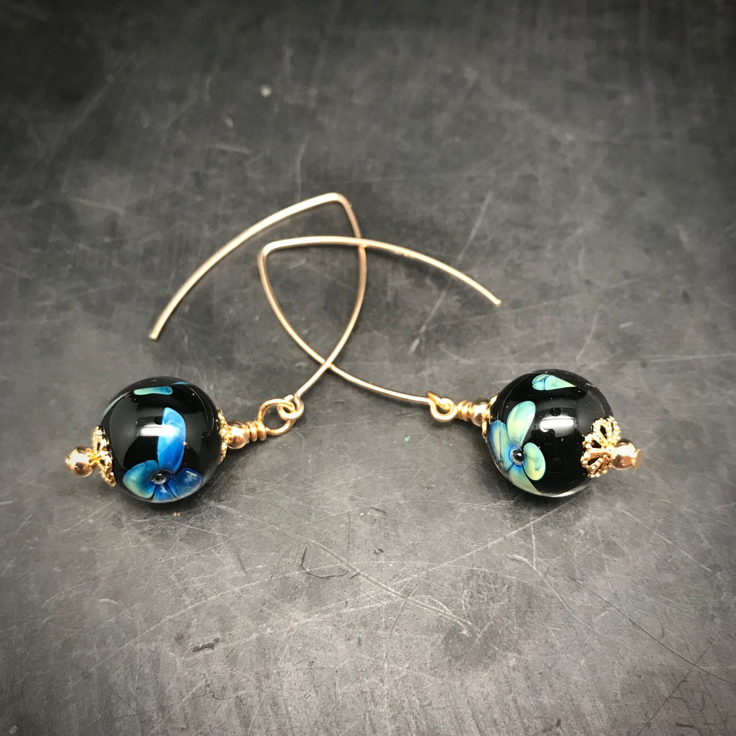 Boucles d'oreilles noire "petite fleurs bleues" et Or