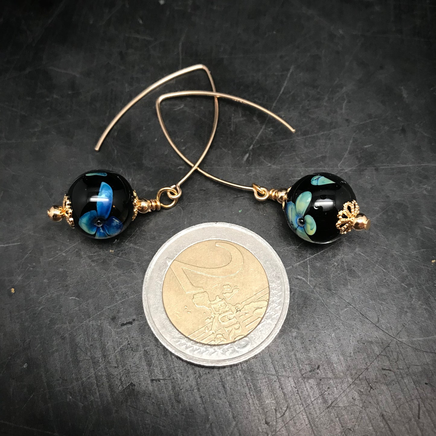 Boucles d'oreilles noire "petite fleurs bleues" et Or