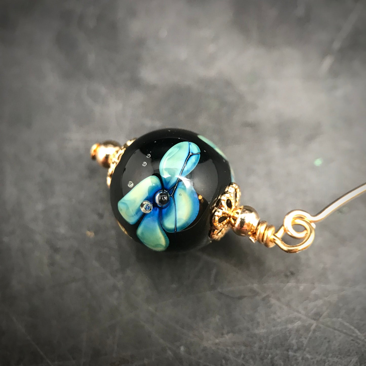 Boucles d'oreilles noire "petite fleurs bleues" et Or