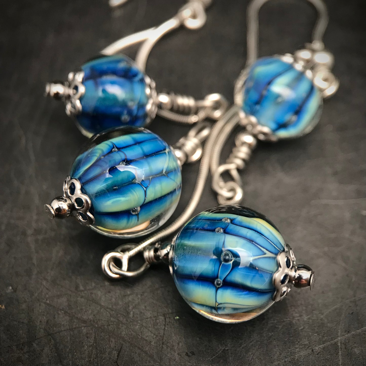 Boucles d'oreilles double bleues "arke" striées
