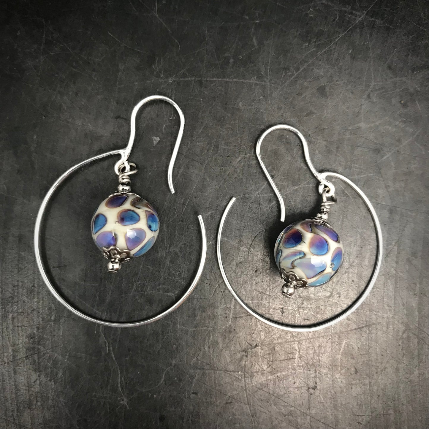 Boucles d'oreilles blanche à pois violacés