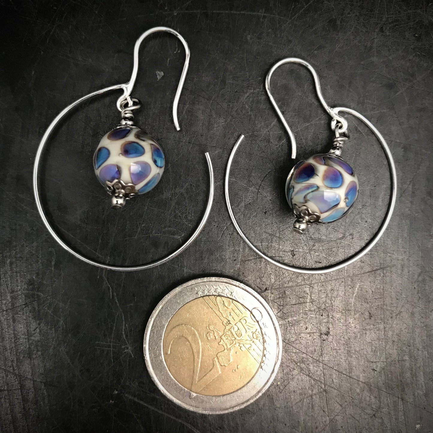 Boucles d'oreilles blanche à pois violacés