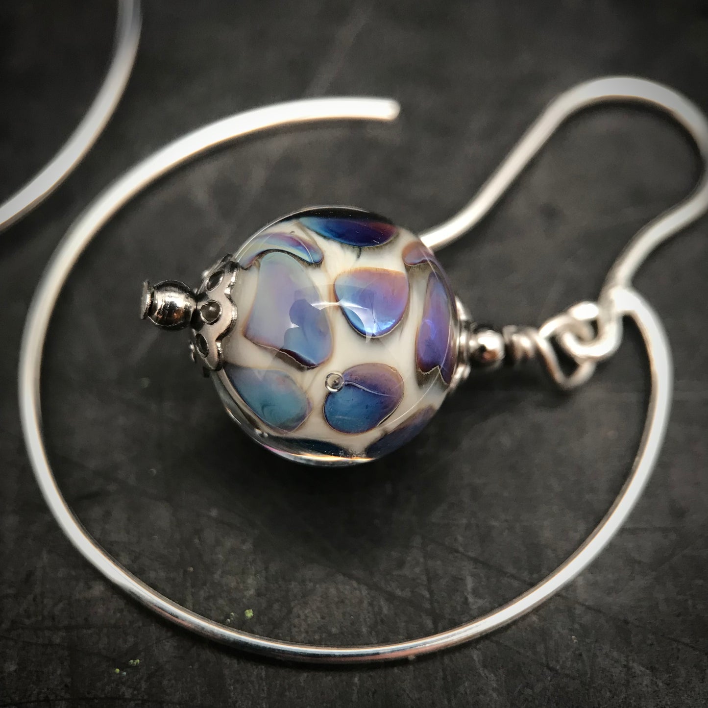 Boucles d'oreilles blanche à pois violacés