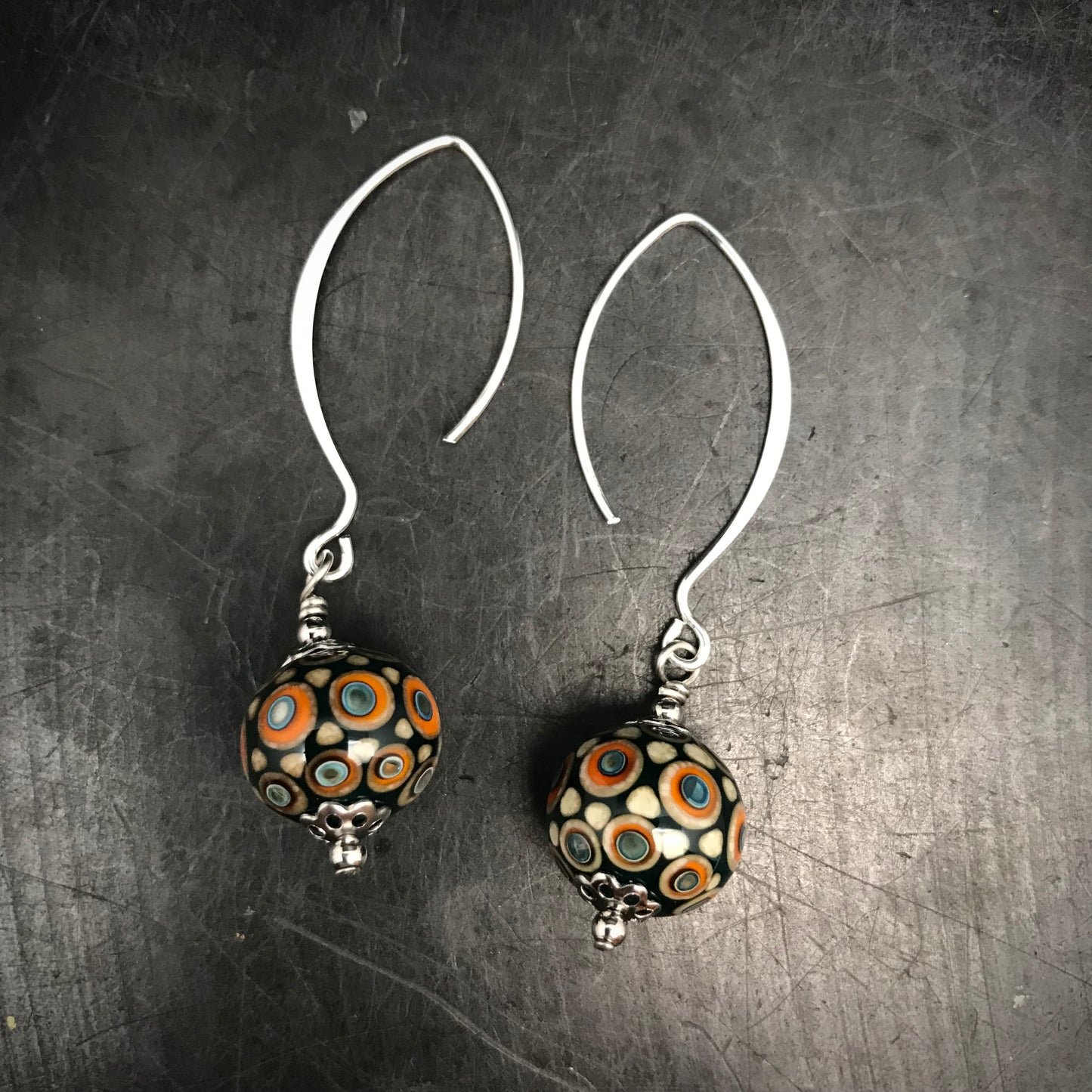Boucles d'oreilles noire à pois