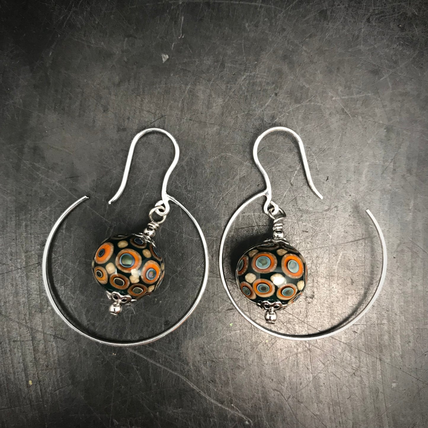 Boucles d'oreilles noire à pois