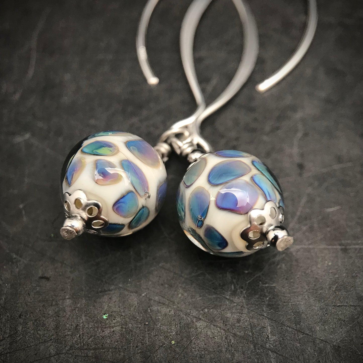 Boucles d'oreilles ivoire à pois bleus "arke"