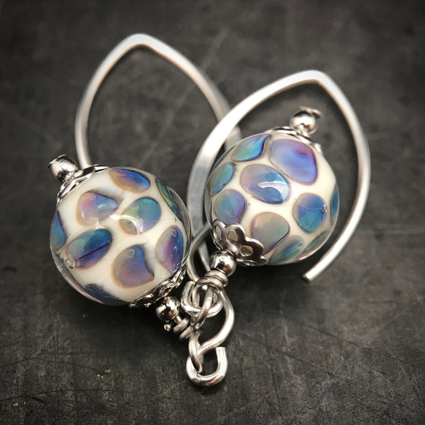 Boucles d'oreilles ivoire à pois bleus "arke"