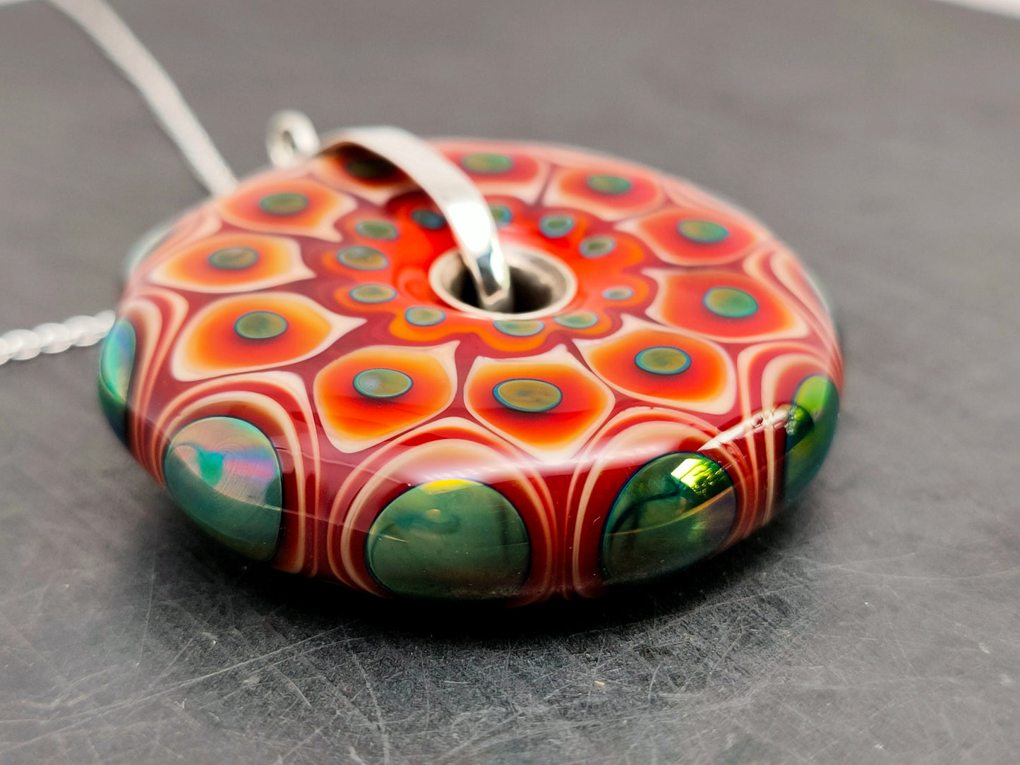 Pendentif Mandala Orange et Vert Irisé