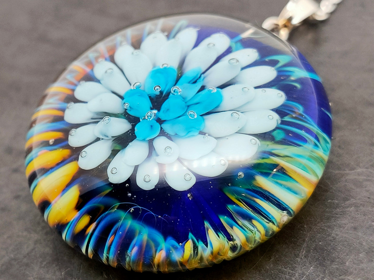 Pendentif Implosion Fleur Bleue