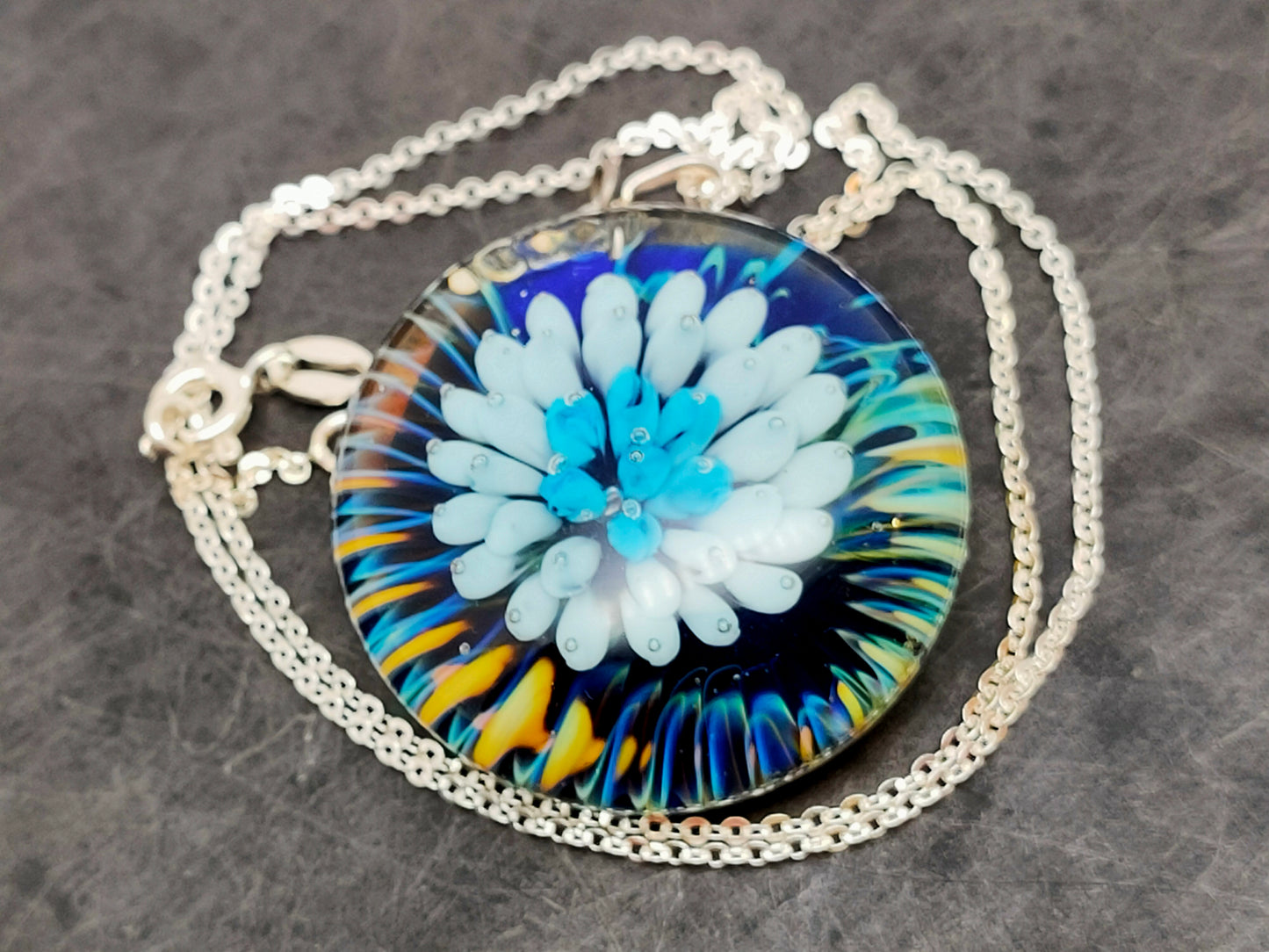 Pendentif Implosion Fleur Bleue