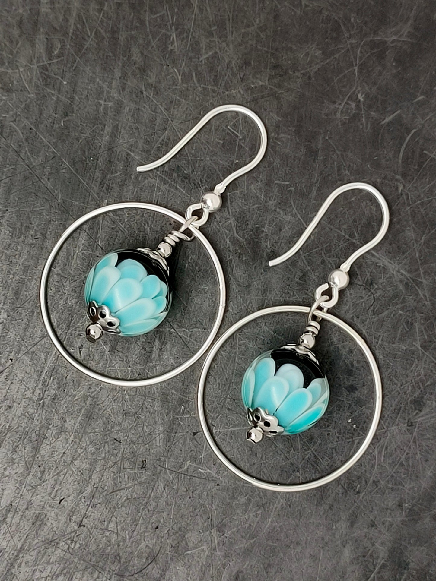 Boucles d'oreilles fleurs pétale bleu et anneau argent