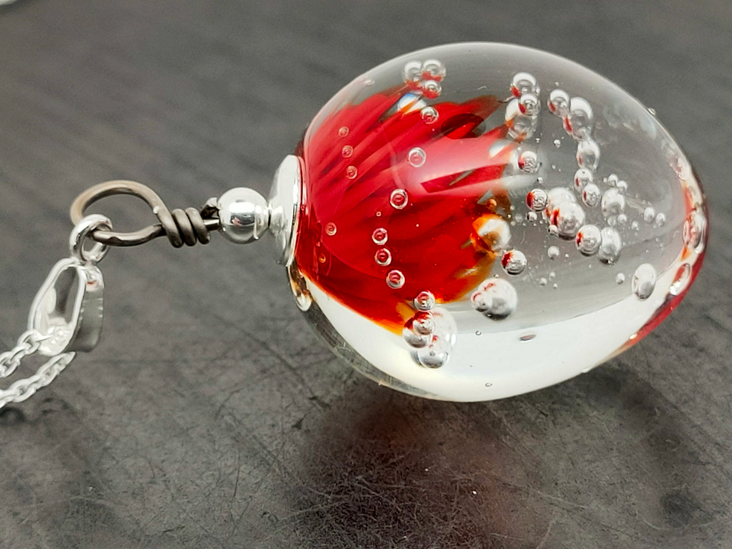 Pendentif anémone rouge et bulles d’air