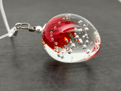 Pendentif anémone rouge et bulles d’air