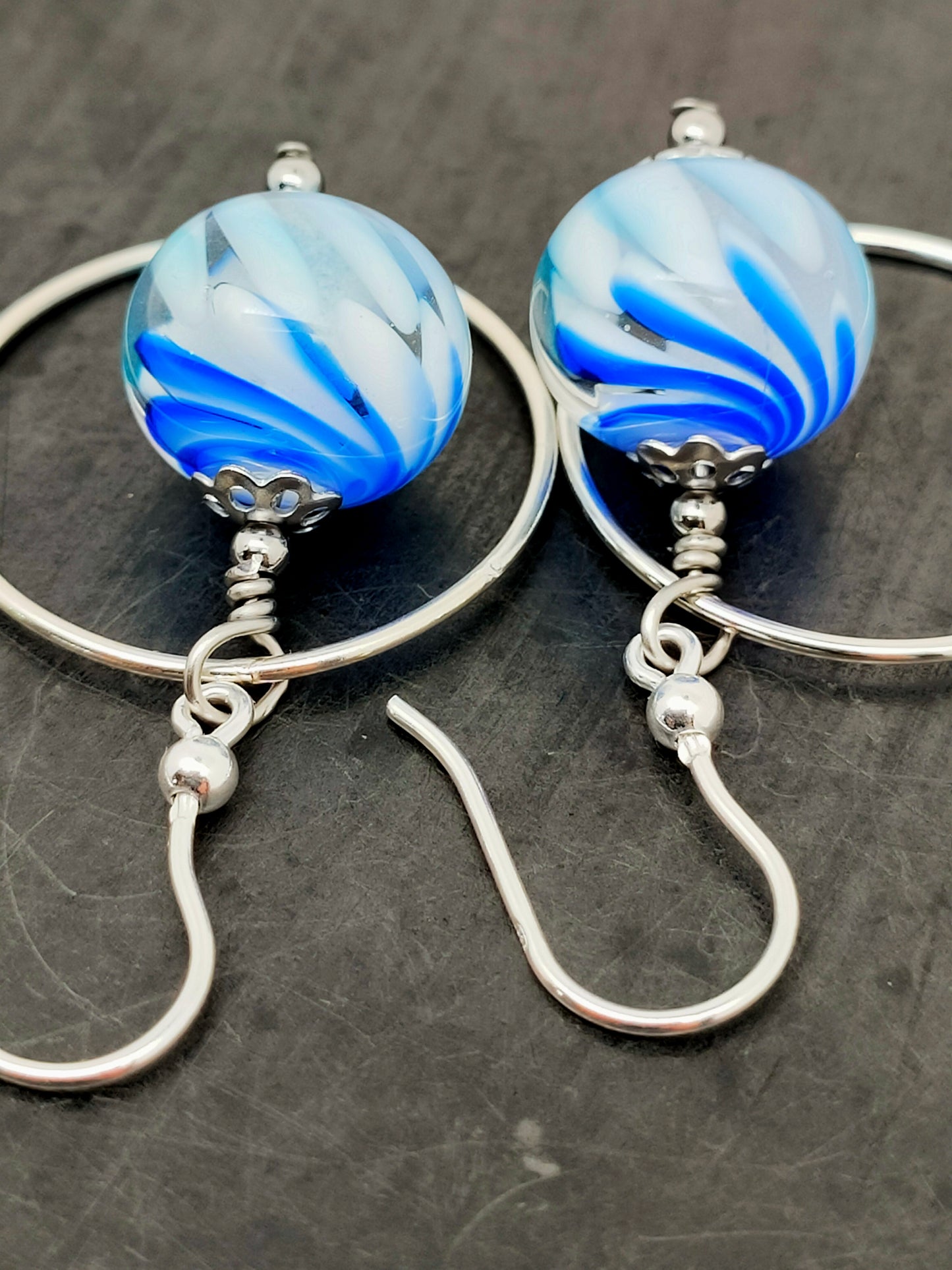 Boucles d’oreilles “Twist” dégradé de bleu et anneau en argent