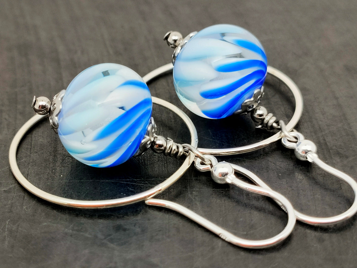 Boucles d’oreilles “Twist” dégradé de bleu et anneau en argent