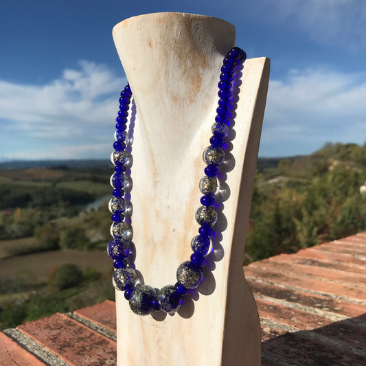 Collier bleu avec inclusion de paillettes