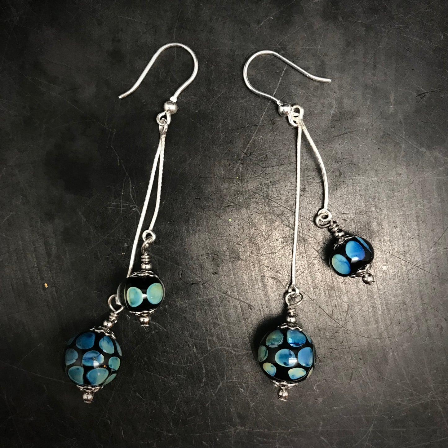 Boucles d'oreilles doubles noires et bleu "arke"