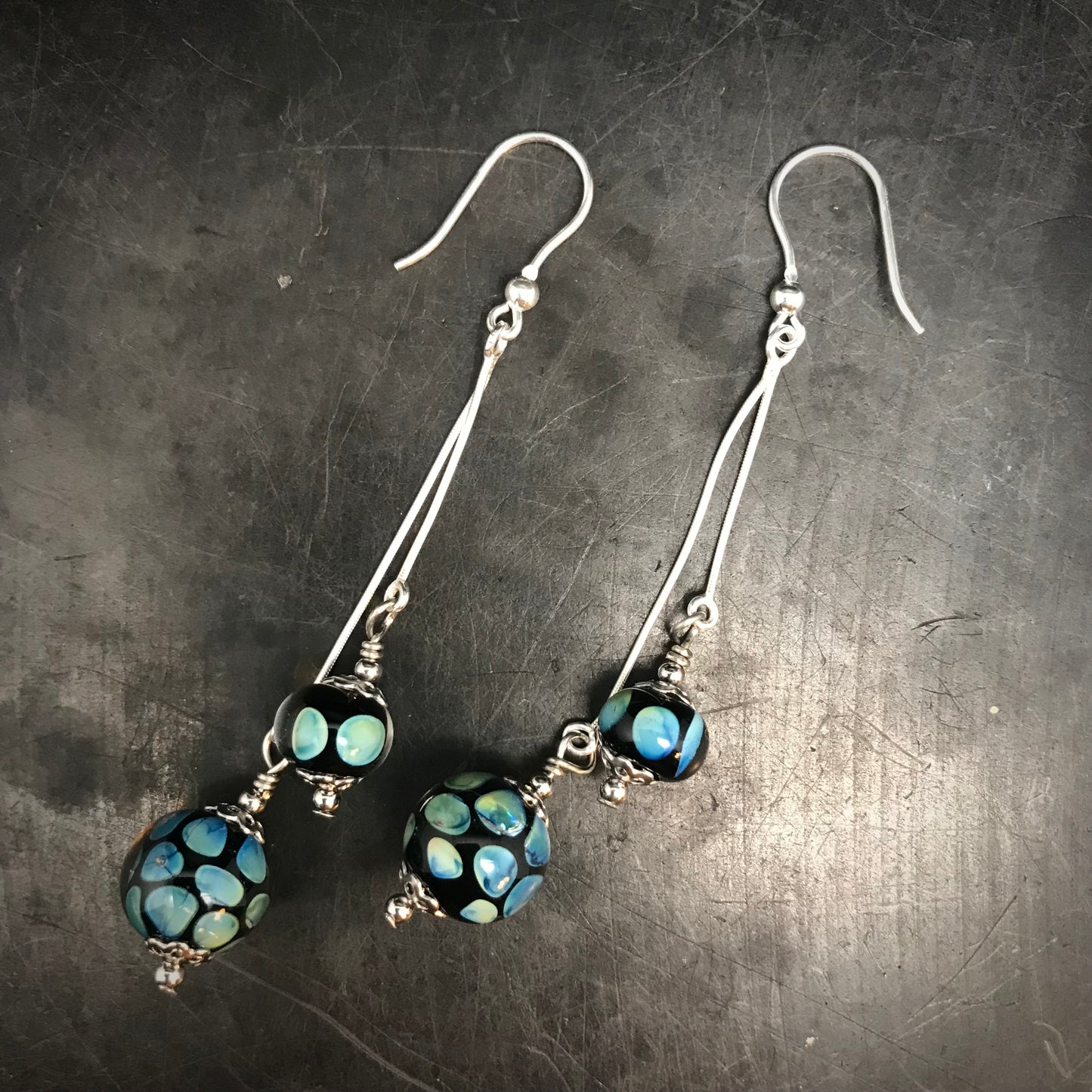 Boucles d'oreilles doubles noires et bleu "arke"