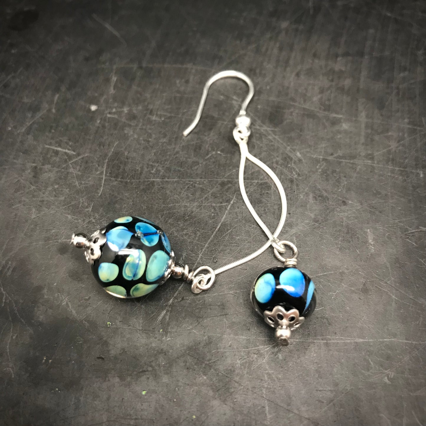 Boucles d'oreilles doubles noires à pois bleus